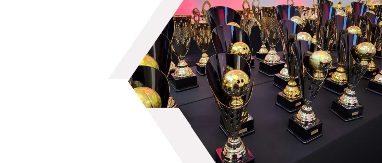 Zestawy pucharów sportowych dostępnych w ofercie Nagrodzony.pl, idealne na turnieje i uroczyste gale wręczenia nagród.