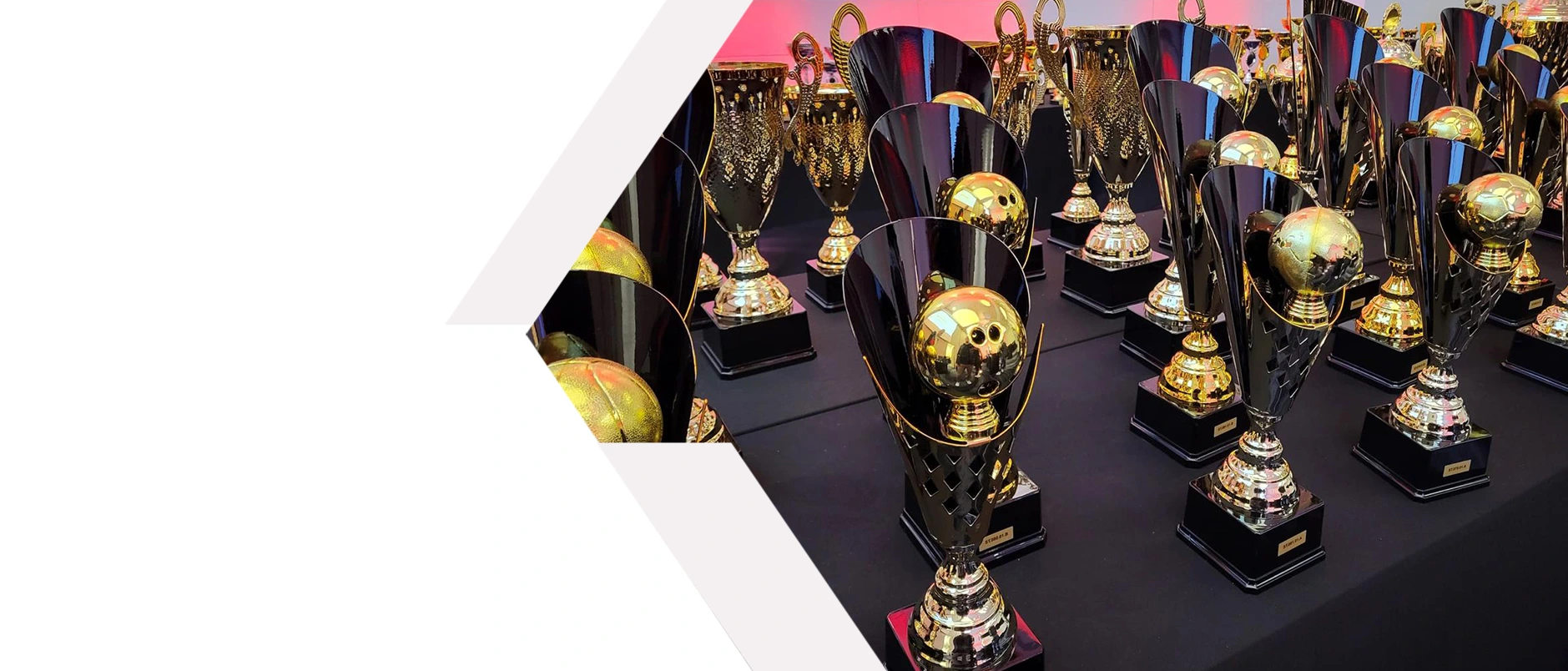 Zestawy pucharów sportowych dostępnych w ofercie Nagrodzony.pl, idealne na turnieje i uroczyste gale wręczenia nagród.